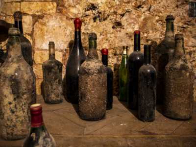 ...si trovano bottiglie di vino invecchiate e sigillate con la ceralacca...